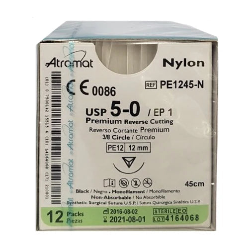 Aguja cortante de nylon 5/0, 12 mm de diámetro y 45 cm de longitud, color transparente, referencia 502F, sobre fondo blanco.