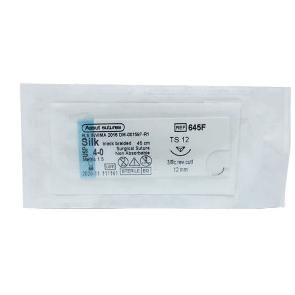 Aguja cortante SEDA 4/0 de 12 mm y hebra de 45 cm, fabricada en acero inoxidable, ideal para suturas en procedimientos clínicos.