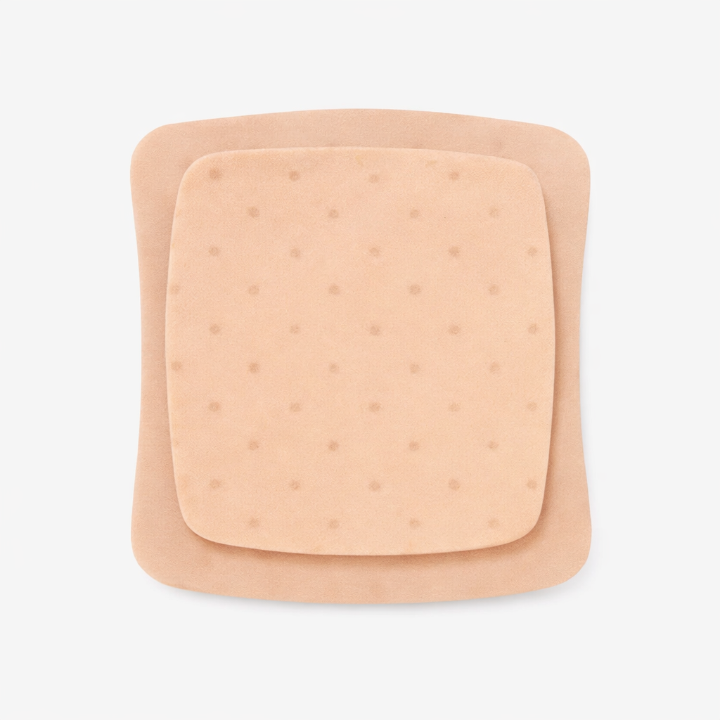 Apósito estéril AQUACEL™ Ag Foam Adhesivo 12.5x12.5 cm, con película de poliuretano impermeable y almohadilla absorbente multicapa.