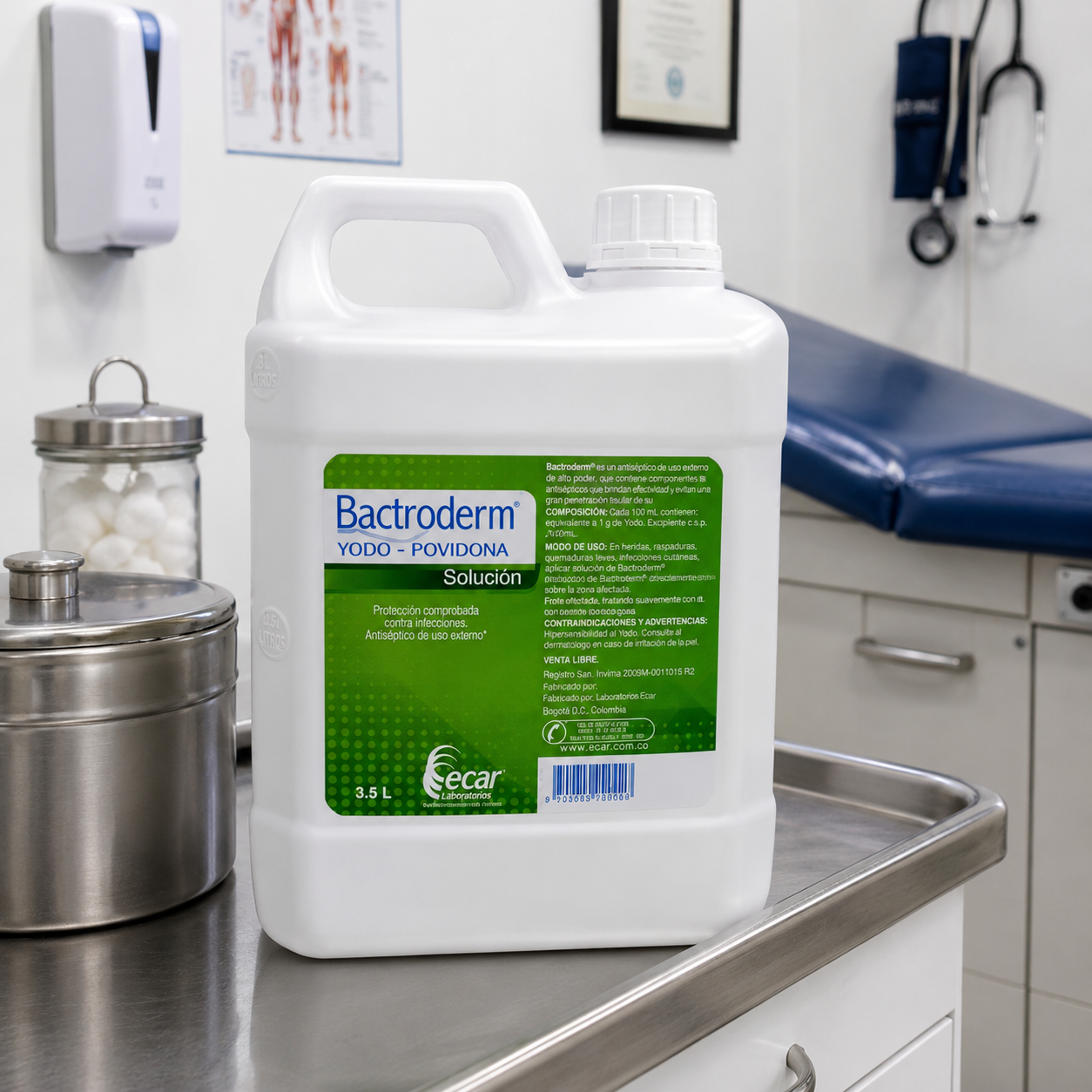 Bactroderm Yodo Povidona Solución 3.5 L ubicado sobre mesa clínica dentro de un consultorio médico, acompañado de insumos de atención y entorno sanitario profesional
