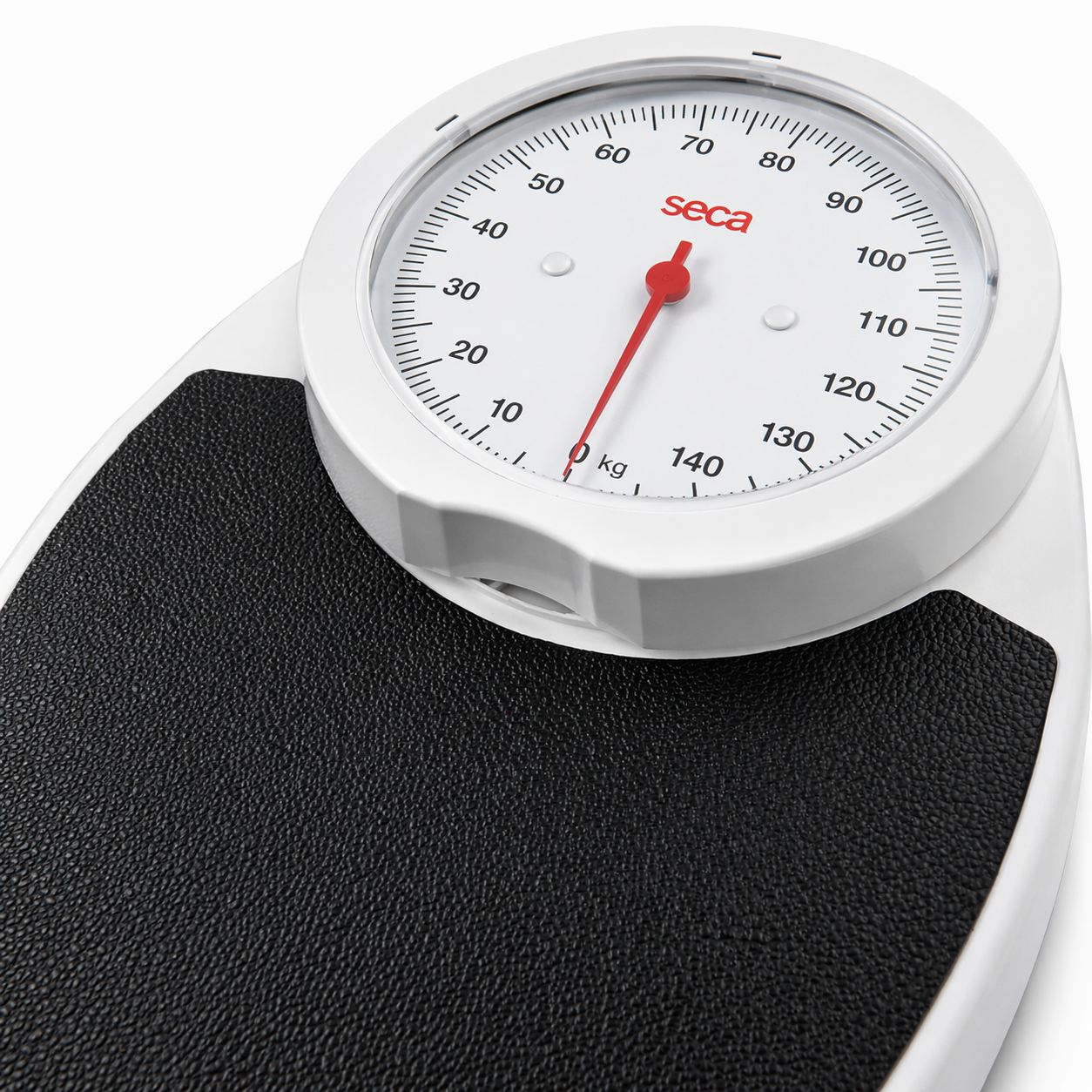 Detalle de balanza mecánica Seca 150 kg con dial analógico visible y plataforma antideslizante, ideal para control de peso