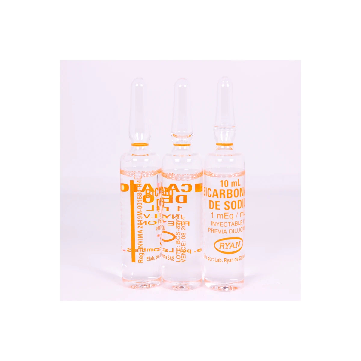 Bicarbonato de sodio 1 Meq/ml en ampolla de la marca Ryan, con fondo blanco, ideal para uso clínico.