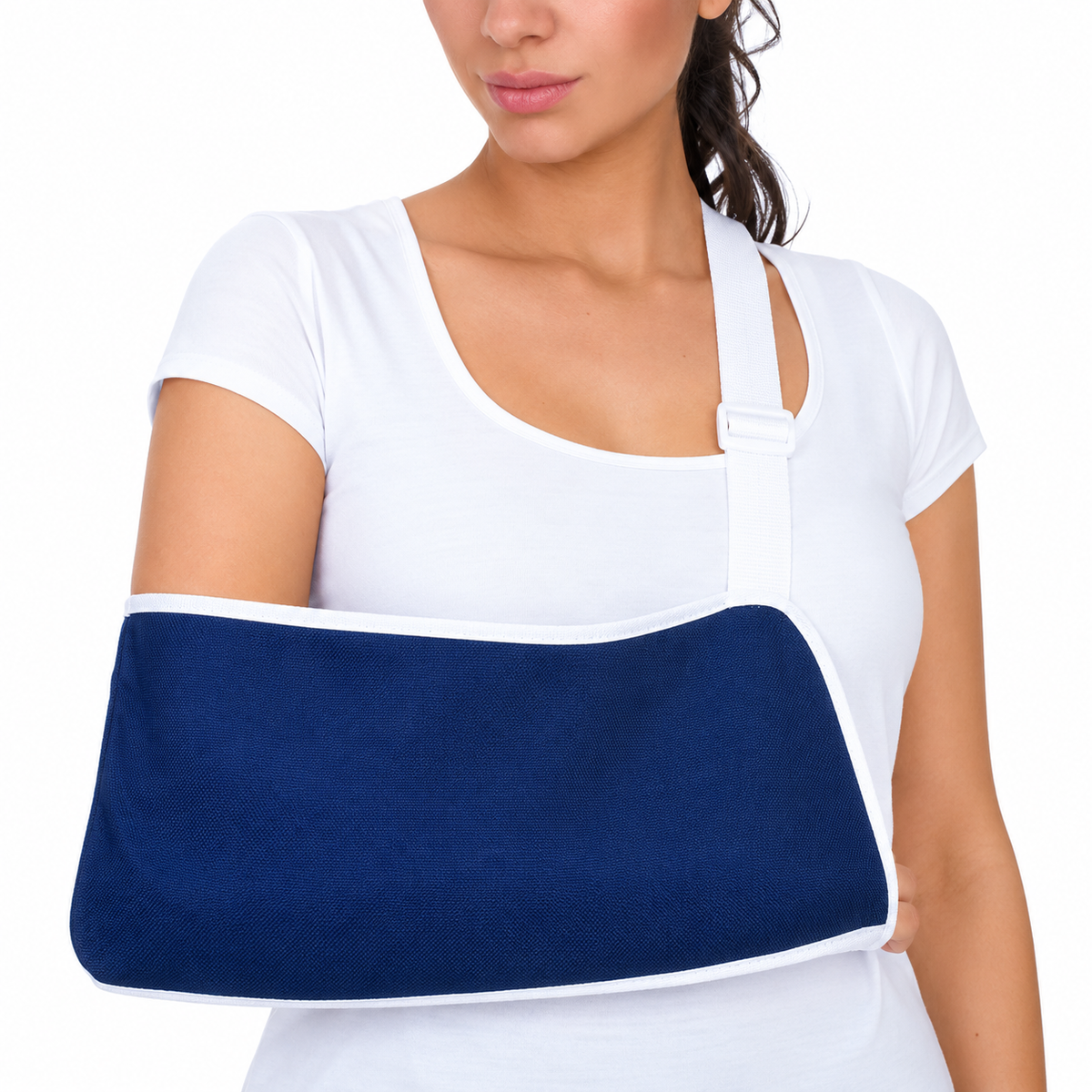 Cabestrillo sencillo KM2000N para adulto, diseñado para brindar soporte y comodidad al brazo durante periodos de inmovilización o recuperación.