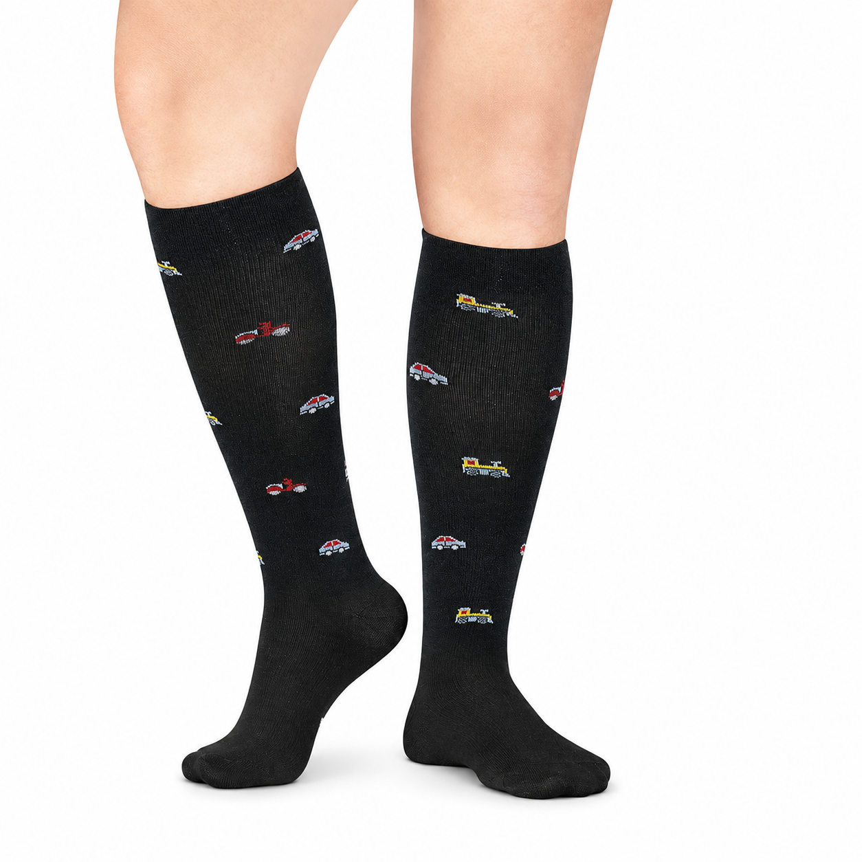 Calcetín de compresión Medivaric con diseño de carros, talla S color negro, diseñado para brindar soporte y comodidad en las piernas.
