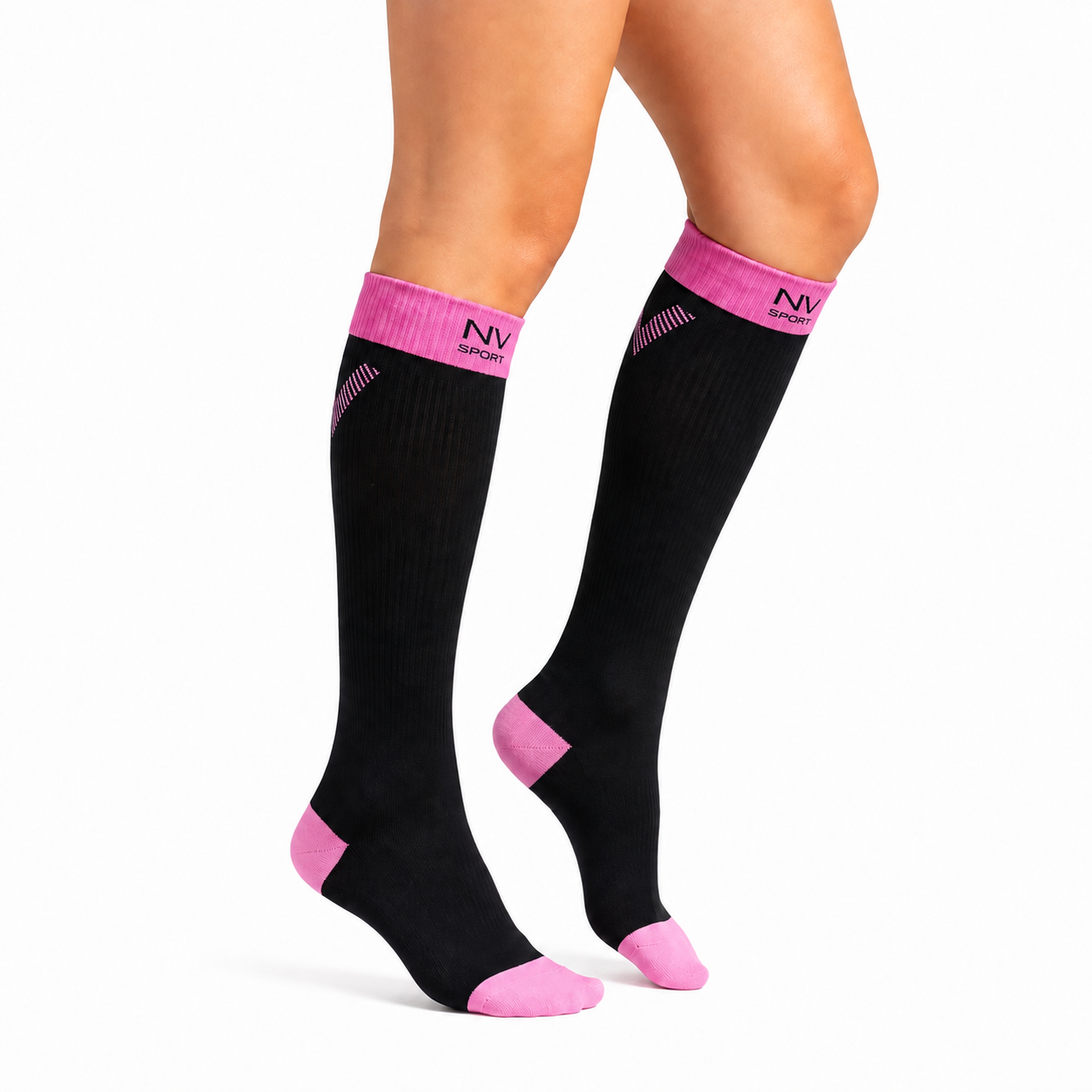 Calcetín deportivo unisex Novarix de compresión 15-20 mmHg, color Black/Pink, diseñado para brindar soporte y comodidad durante la actividad física.