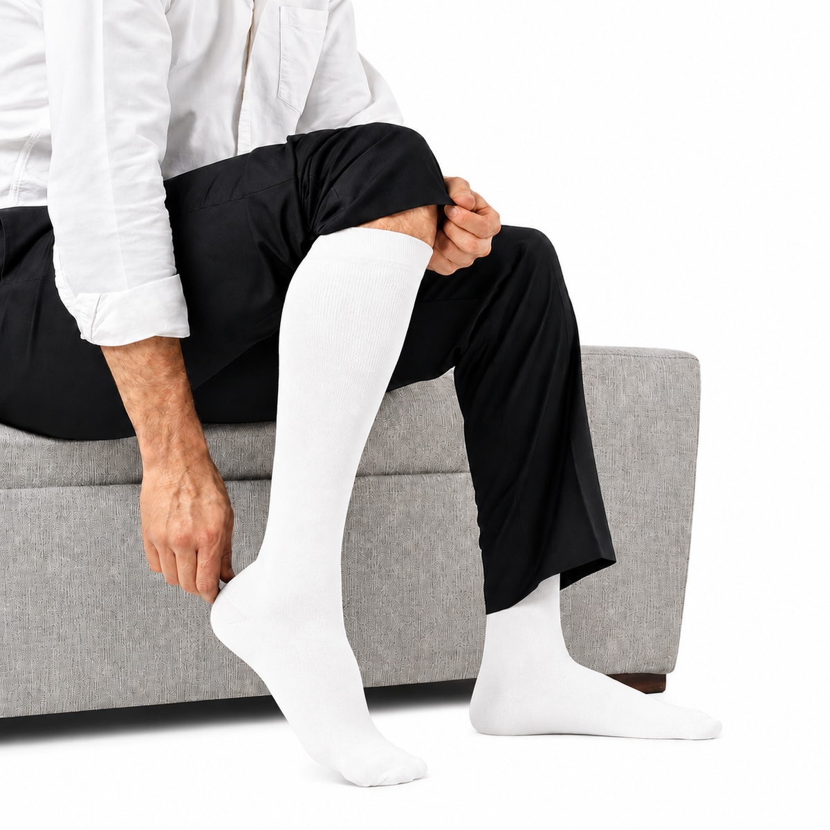 Calcetín compresivo Novarix para hombre, 8-15 mmHg, talla M color blanco, diseñado para brindar soporte ligero y comodidad en las piernas.
