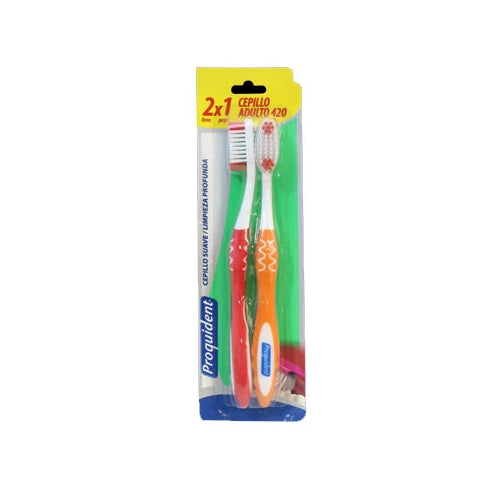 Cepillo suave para adultos Proquident 420, con cerdas de nylon en color blanco y mango ergonómico azul, presentado en empaque individual.