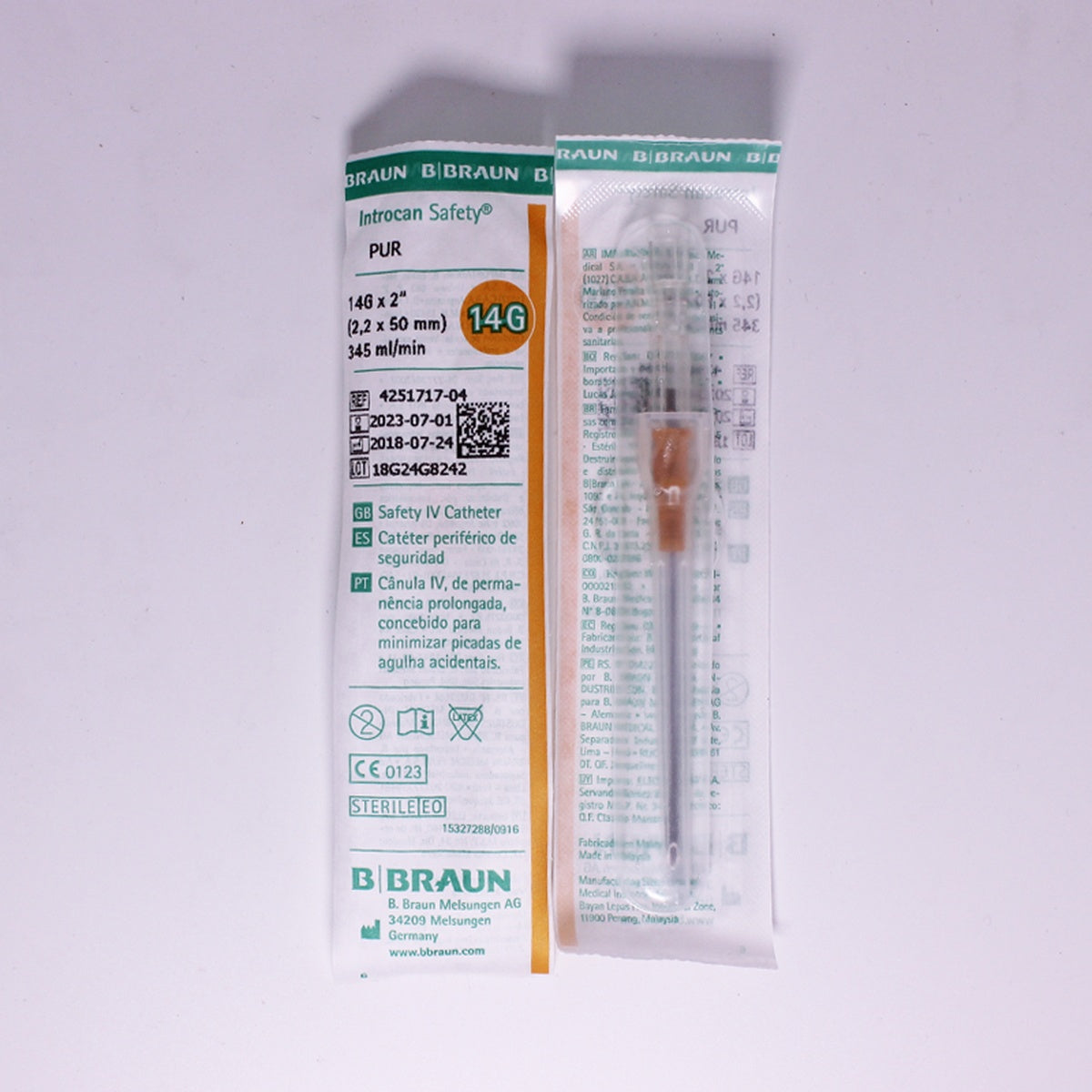 Catéter intravenoso periférico Introcan Safety G-14 de 2" (2,2 x 50 mm), fabricado en poliuretano radiopaco y acero, con bisel penta-biselado.