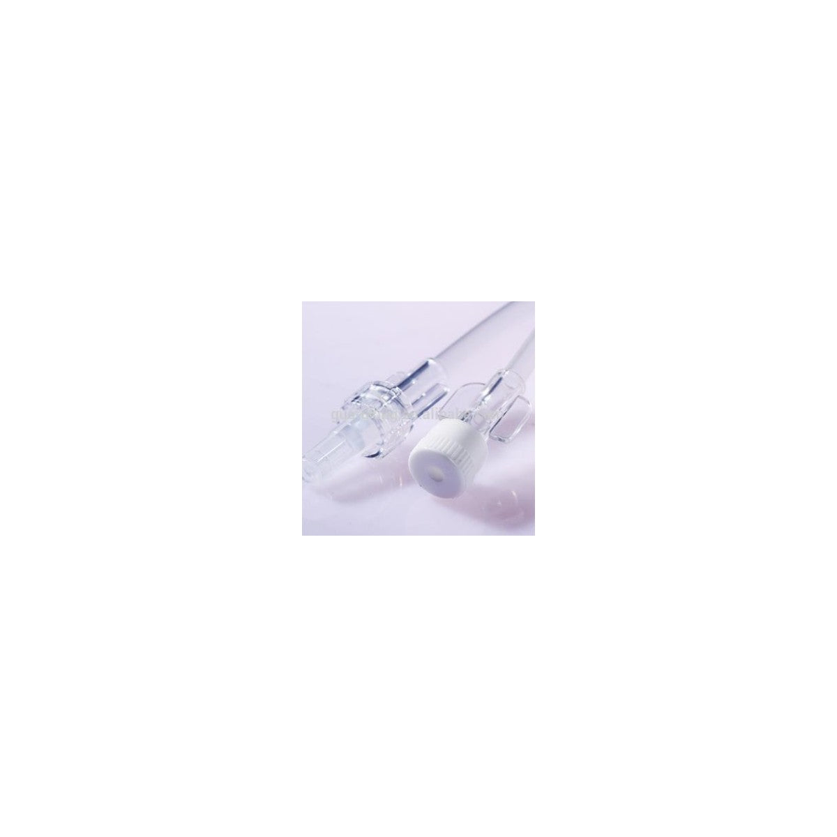 Conector IV libre de aguja con válvula One Link, modelo 7N8399 de Baxter, en color transparente, diseñado para uso clínico.