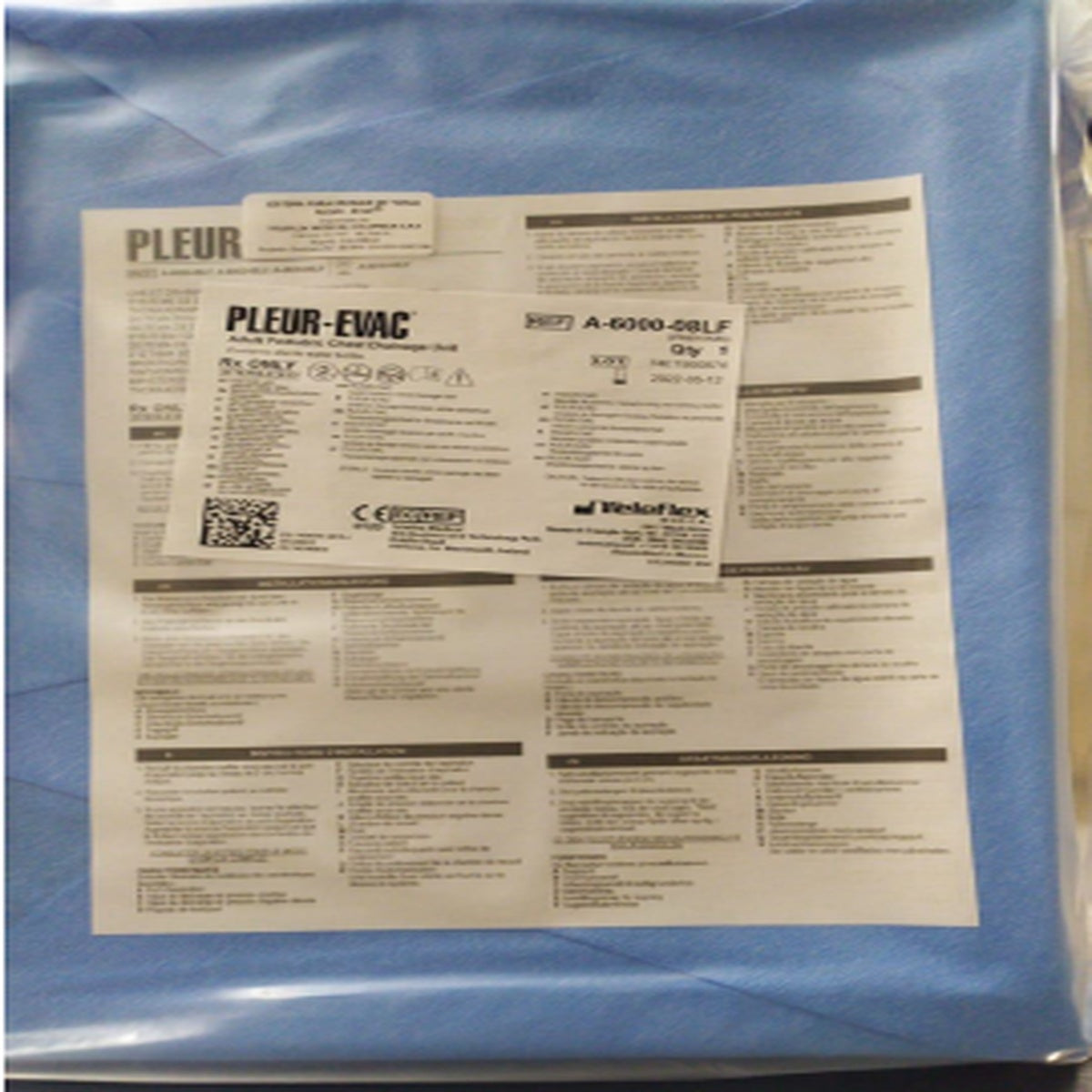 Sistema de drenaje torácico Pleur-Evac, modelo A-6000-08LF, con tres cámaras y capacidad de 2500 ml, fabricado en plástico estéril.