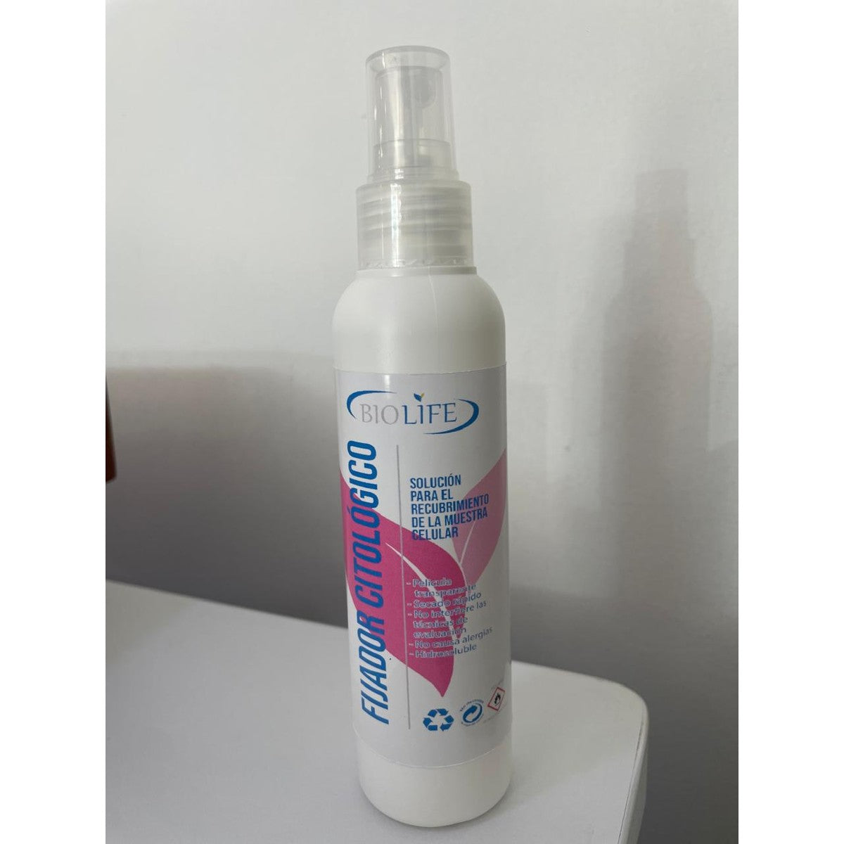 Fijador para muestra citológica de BIOPLAST S.A.S, en envase de 160 ml, con válvula de spray para aplicación uniforme y rápida.