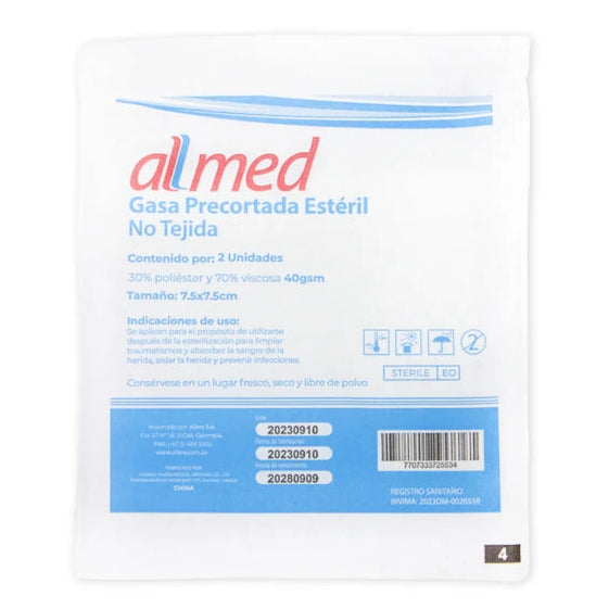 Gasa precortada estéril de 7.5x7.5 cm, marca Allmed, presentada en un empaque que contiene 2 unidades, fondo blanco.