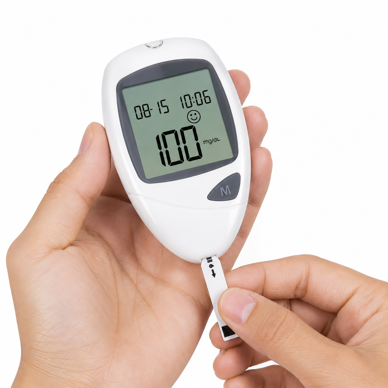 Persona utilizando glucómetro digital OKmeter Match II con tira reactiva para medición de glucosa en sangre