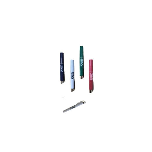 Linterna de diagnóstico MC-127 de MCO, con diseño ergonómico, color negro y luz LED blanca, ideal para exámenes clínicos.