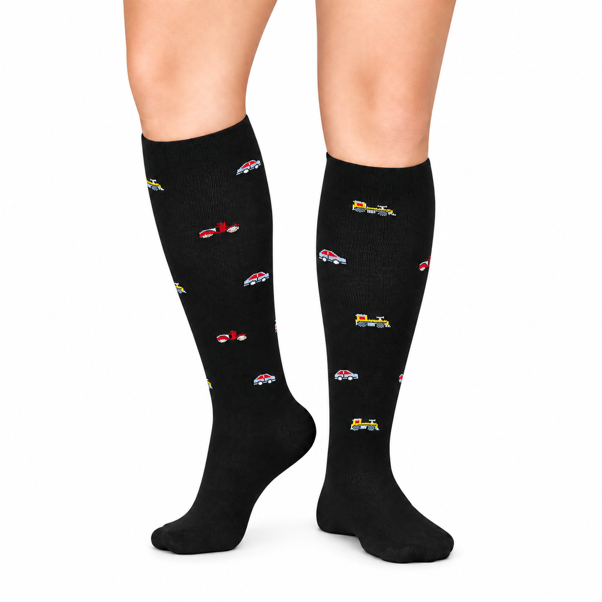 Calcetín de compresión Medivaric con diseño de carros, talla T-S color negro, diseñado para brindar soporte y comodidad.