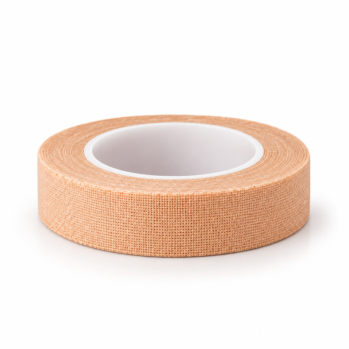 Cinta adhesiva médica microporosa color piel de 1/2 pulgada x 10 yardas, diseñada para brindar fijación cómoda y discreta en diferentes aplicaciones de cuidado.