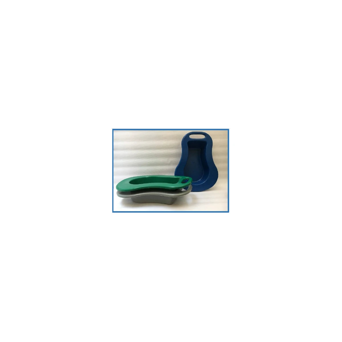 Pato coprológico de plástico azul con agarradera, modelo Kamex 6351, diseñado para uso clínico en recolección de muestras.