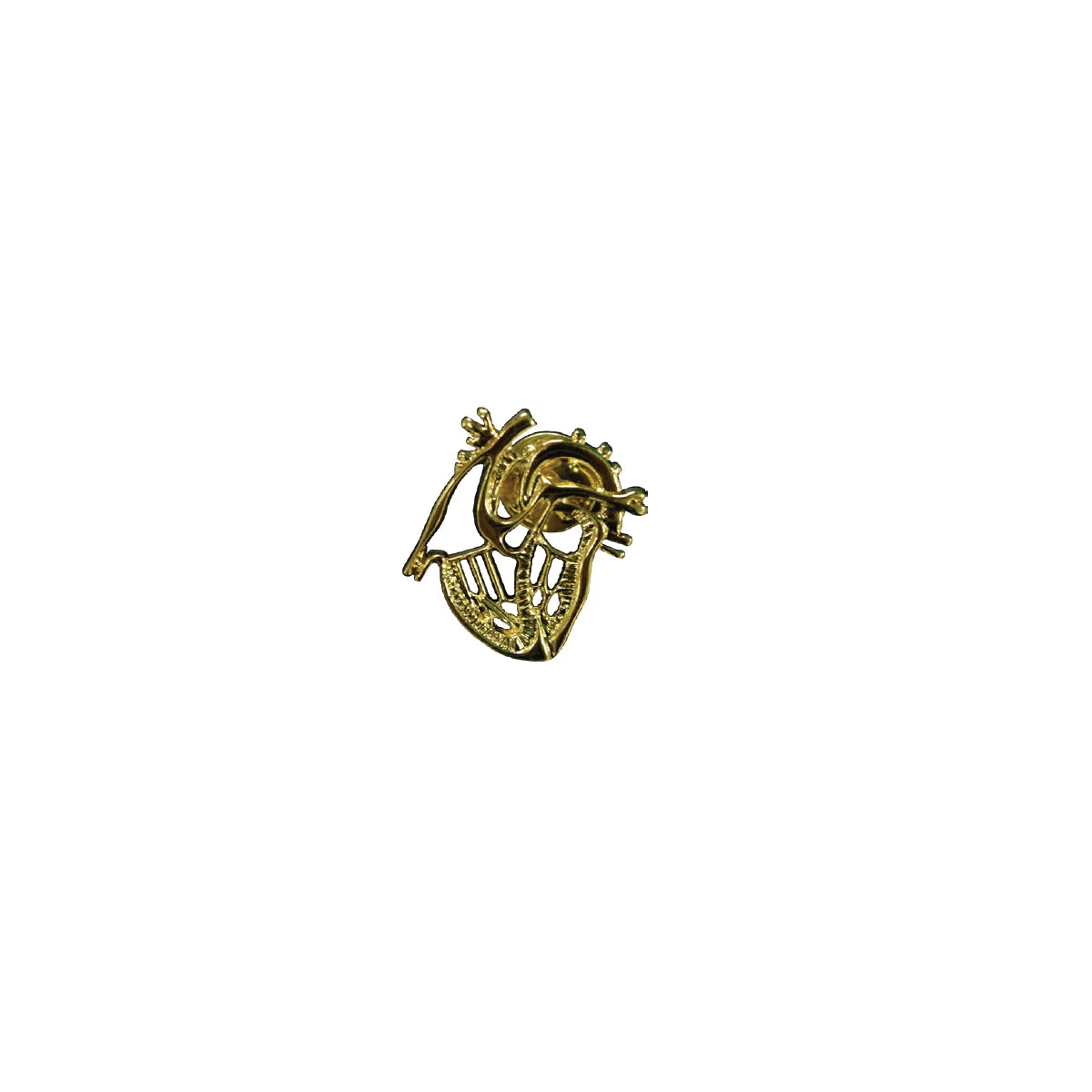 Pin en forma de corazón dorado, modelo GMD-PIN-17, fabricado en metal brillante, ideal para personalizar prendas o accesorios.