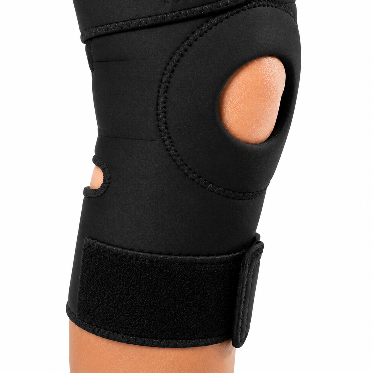 Rodillera ajustable universal en neoprene negro con apertura rotuliana y cierre de velcro.