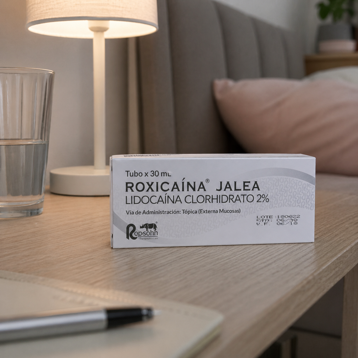 Roxicaina jalea lidocaína clorhidrato 2% tubo 30 ml sobre mesa de noche en dormitorio uso tópico anestésico local