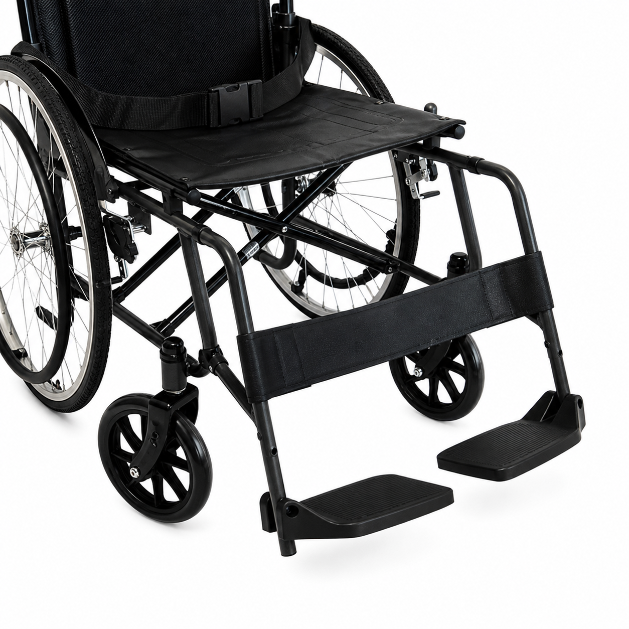 Silla de ruedas manual negra para adulto con estructura plegable y reposapiés