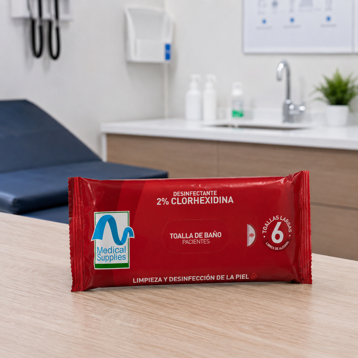 Toalla de baño desinfectante con clorhexidina 2% paquete x 6 unidades sobre mesa de consultorio médico para higiene y desinfección de la piel