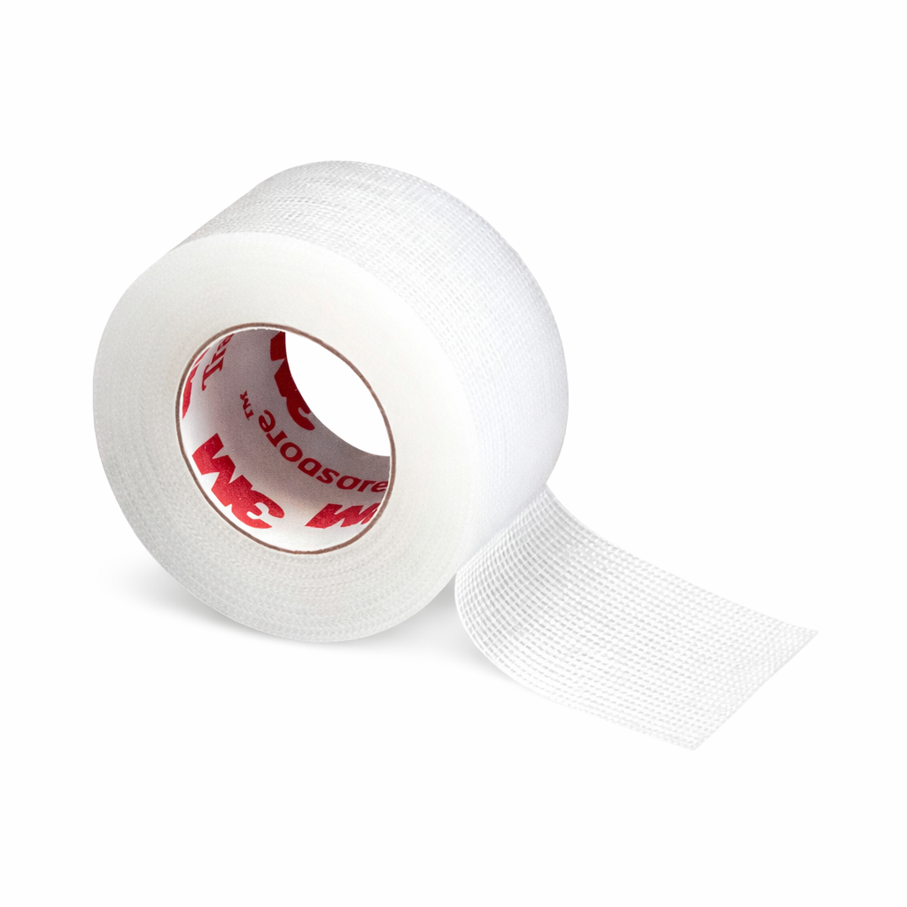 Cinta médica Transpore™ de 2" x 9.1 m, transparente, macro-perforada, hipoalergénica, diseñada para fijación de dispositivos médicos.
