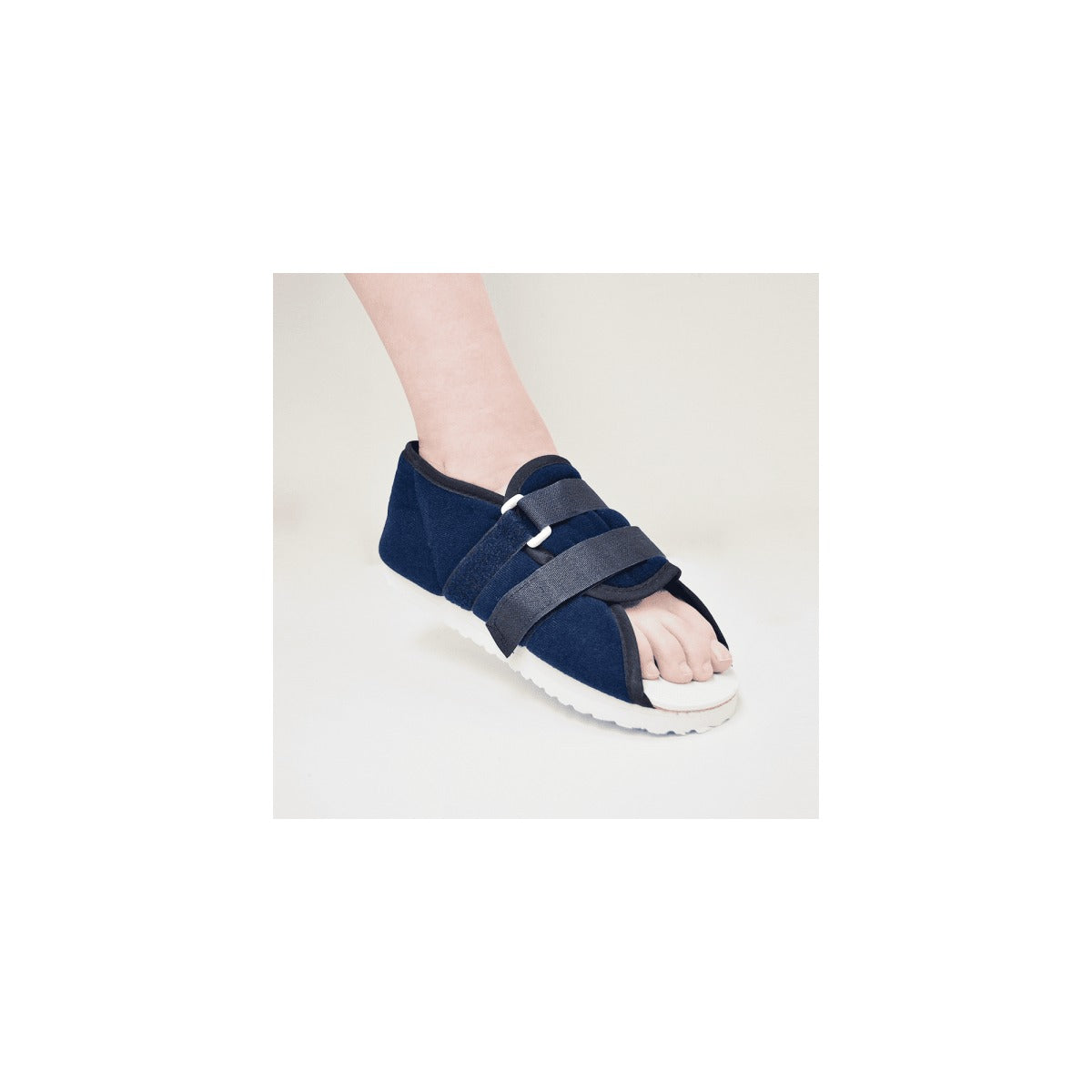 ZAPATO POST-OPERATORIO SM 11143, ortesis de suela suave en color negro, fabricado con fibra de cuero y goma Eva, diseñado para soporte y protección del pie.