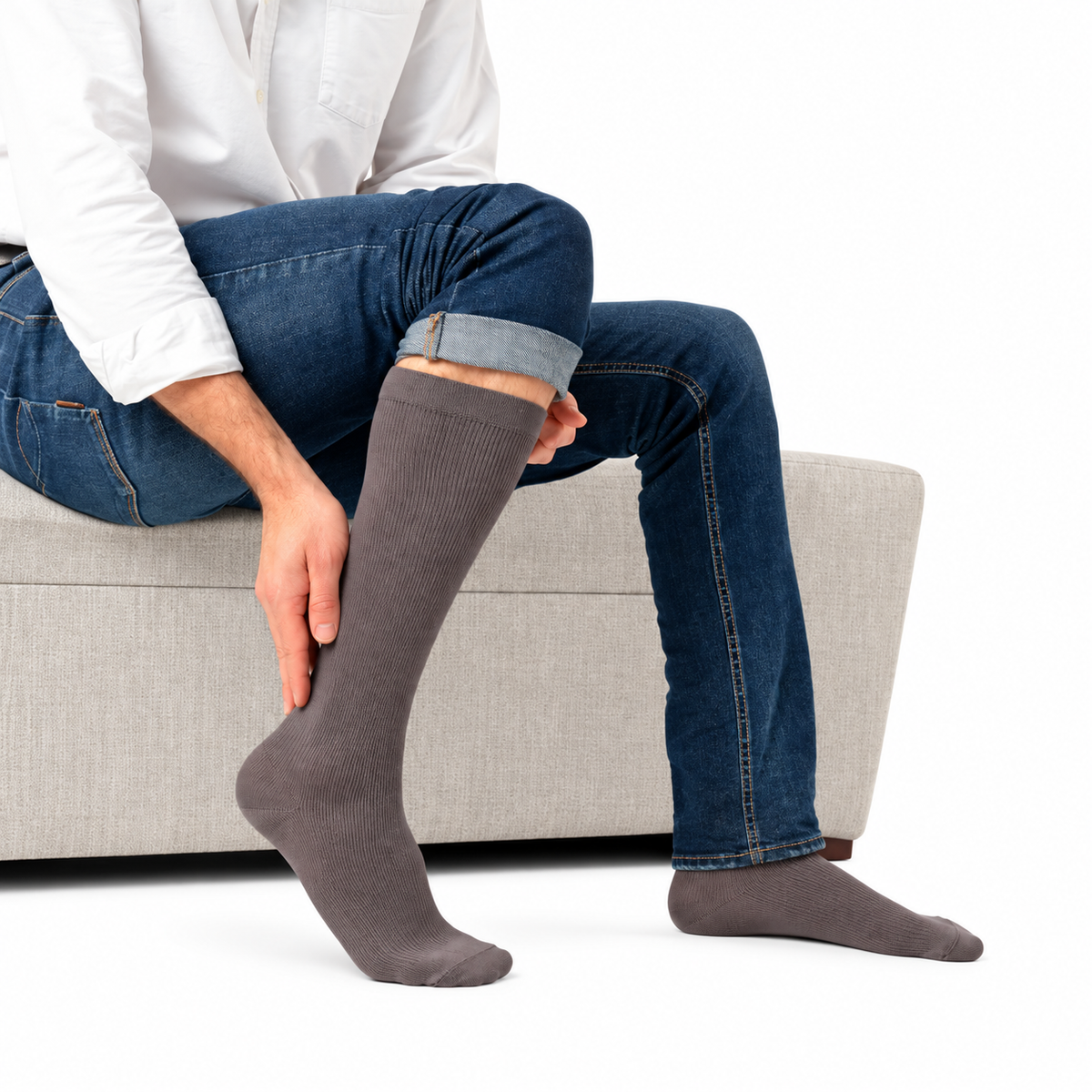 Calcetín compresivo para hombre Novarix, 20-30 mmHg, talla M y color marrón, diseñado para brindar soporte y ajuste cómodo.