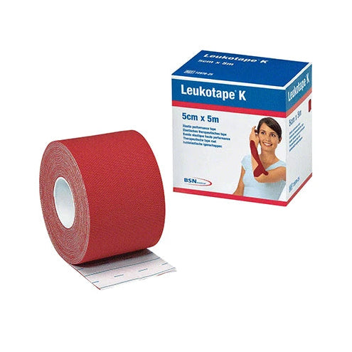 Cinta adhesiva roja LEUKOTAPE K de 5 cm de ancho y 5 m de largo, diseñada para su uso en deportes y vendajes.