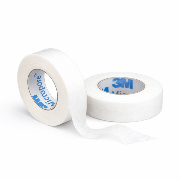 Cinta quirúrgica Micropore™ blanca de 2" x 6 unidades, hipoalergénica, con respaldo microporoso para transpiración y adherencia prolongada.