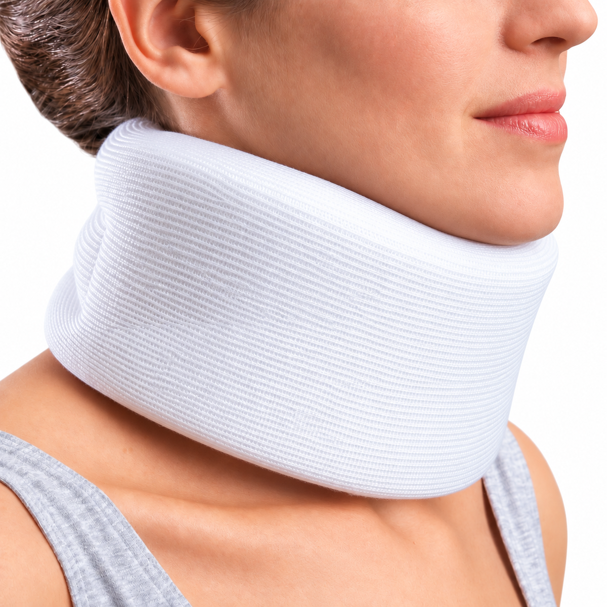 Cuello blando Maclo talla M, diseñado para brindar soporte ergonómico, ajuste y comodidad en la zona cervical.