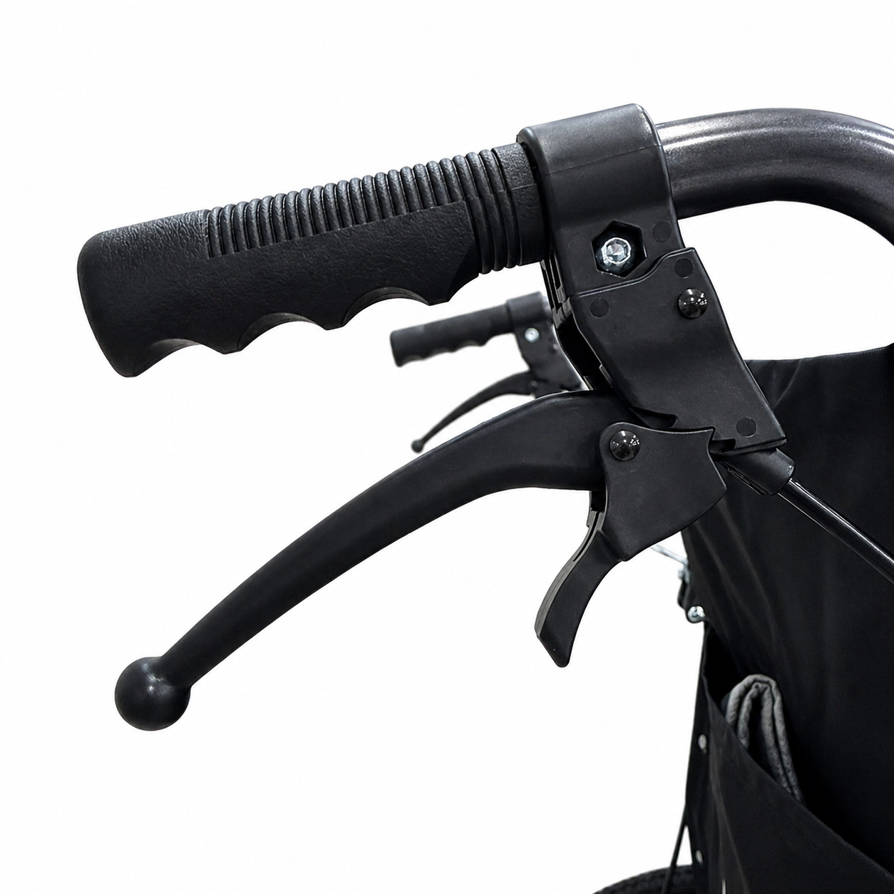 Detalle de manija ergonómica y sistema de freno en silla de ruedas de transporte Konfort Basic en acero negro grafito