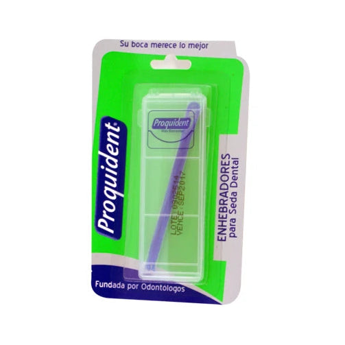 Enhebradores Proquident, modelo práctico y fácil de usar, color blanco, presentados en un set de 24 unidades sobre fondo blanco.