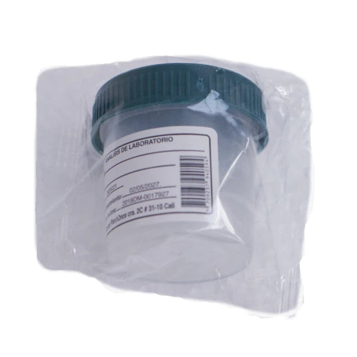 Frasco para orina de plástico, transparente, con tapa a rosca, diseñado para uso higiénico y práctico en entornos clínicos.