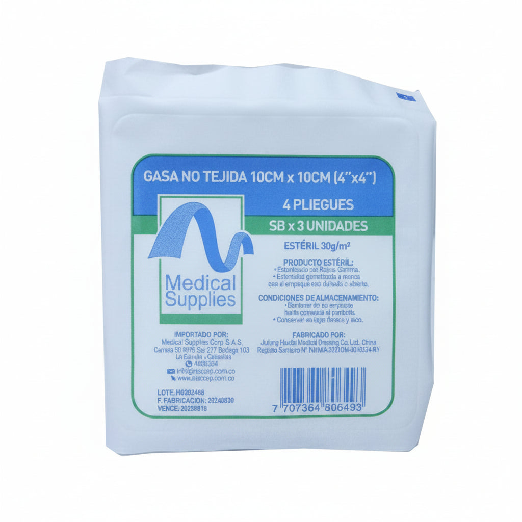 Gasa no tejida estéril de 10x10 cm, color blanco, presentada en un paquete de 3 unidades, ideal para uso médico.