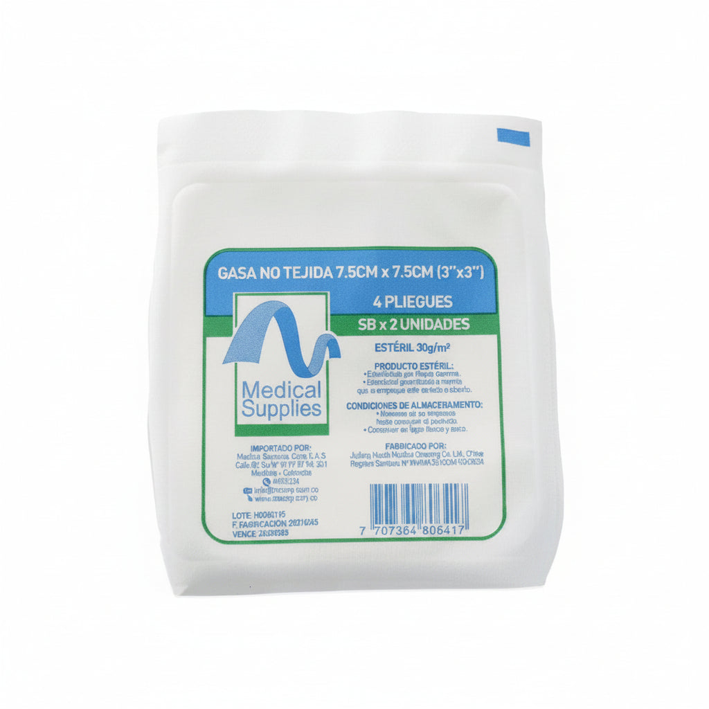 Gasa no tejida estéril de 7.5x7.5 cm, color blanco, presentada en un empaque de 2 unidades, ideal para uso médico.