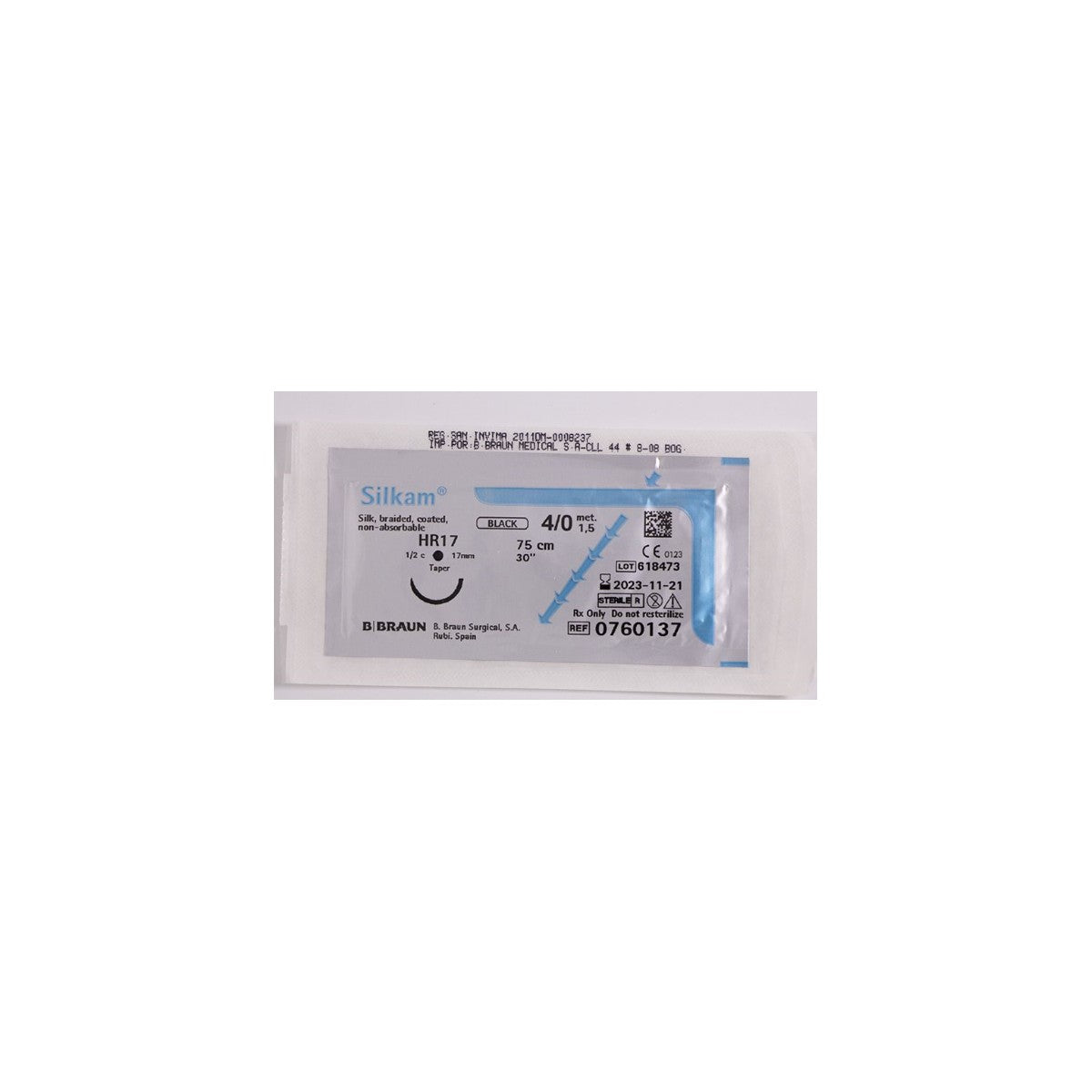 Hilo quirúrgico premium Seda SilkAM 4/0 HR17 de 75 cm en color marrón, presentado en un empaque limpio sobre fondo blanco.
