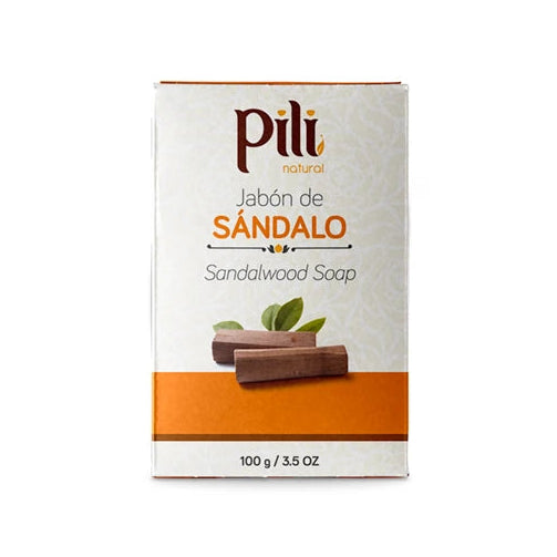 Jabón de Sándalo de 100g de la marca Pili, con textura suave y color beige, presentado en un empaque minimalista sobre fondo blanco.