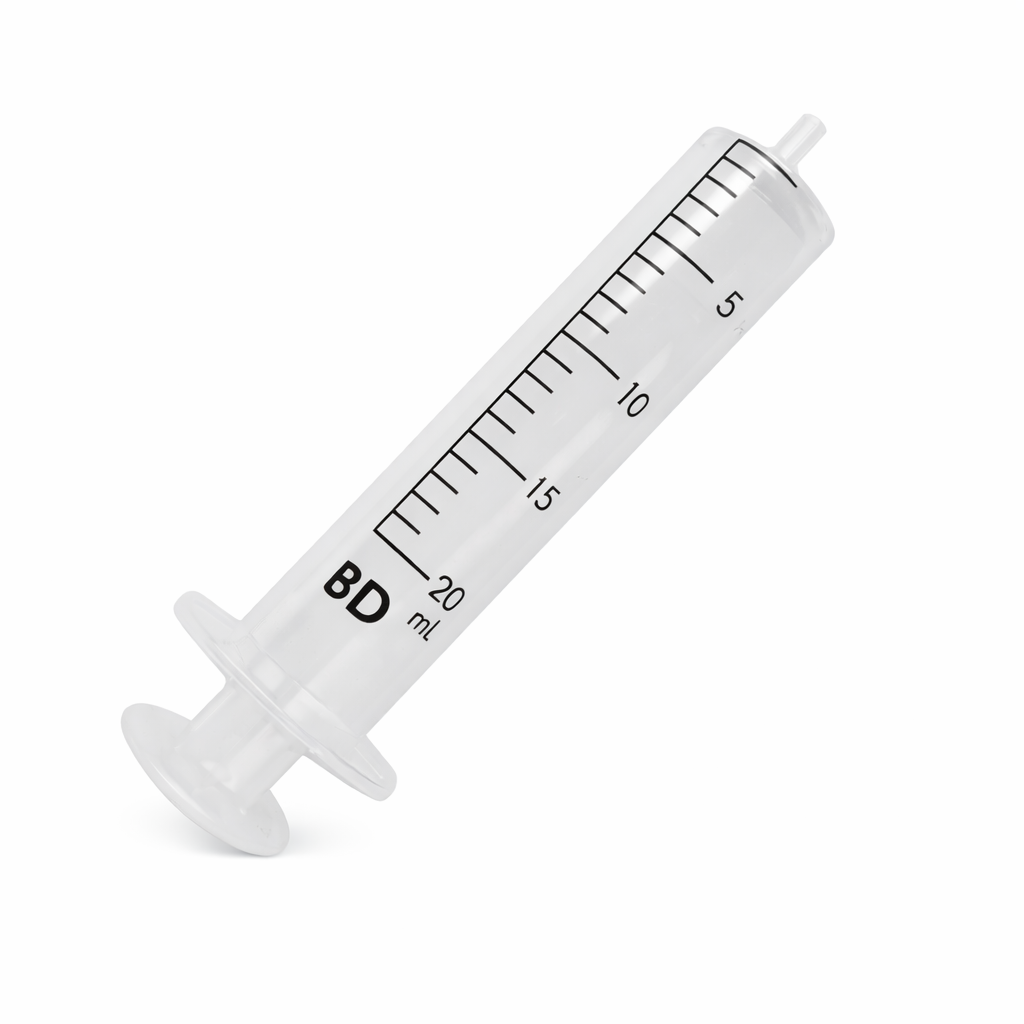 Jeringa B.D. de 20 ml, sin aguja, de dos partes, fabricada en plástico transparente, con escala graduada para medición precisa.
