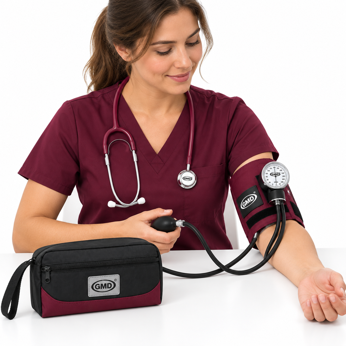 Persona utilizando el kit F.C. con tensiómetro y fonendoscopio Rappaport de doble campana durante una valoración de signos vitales.