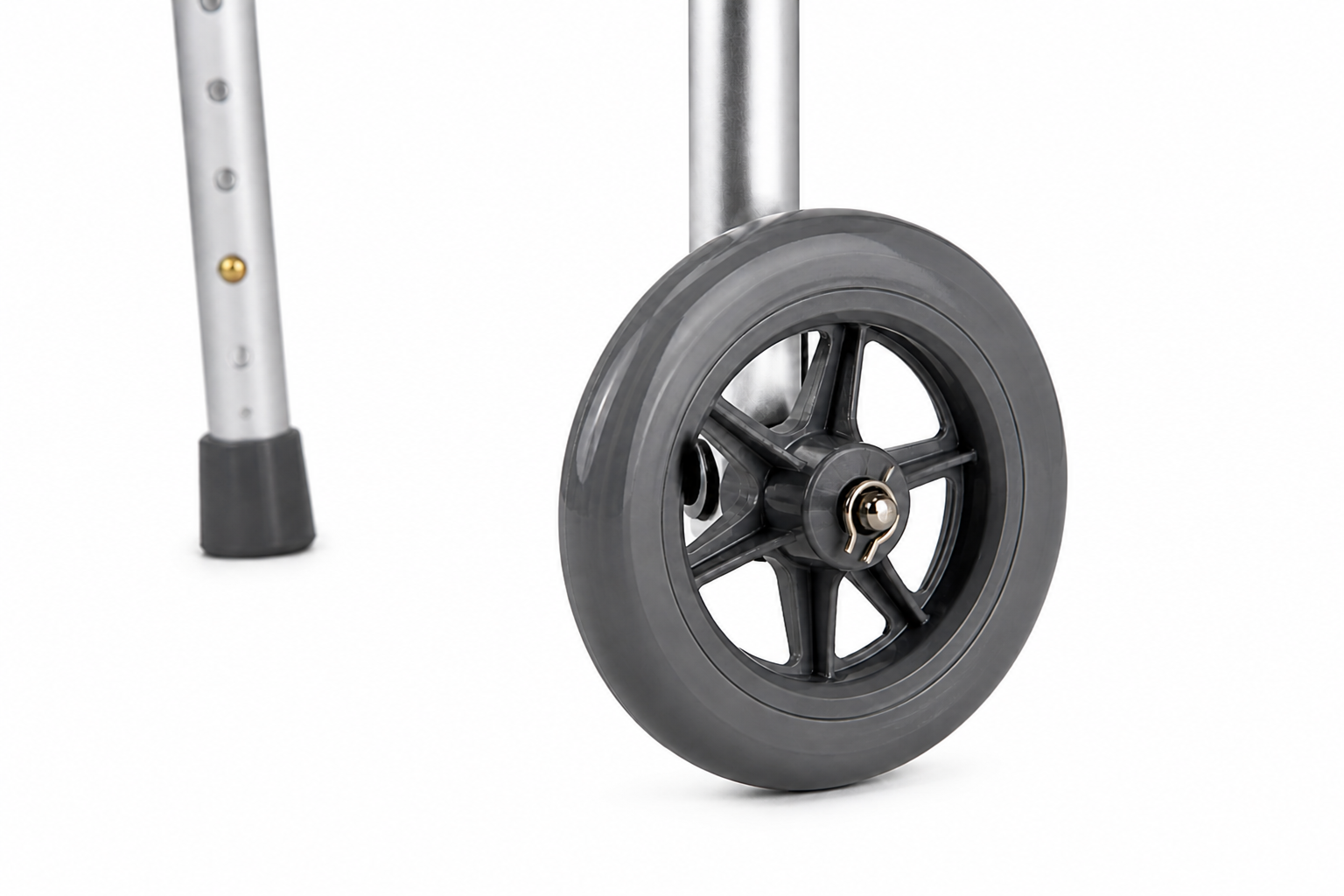Detalle de rueda de 5 pulgadas en caminador Konfort Plus color gris estructura en aluminio anodizado referencia KP153-AL-19
