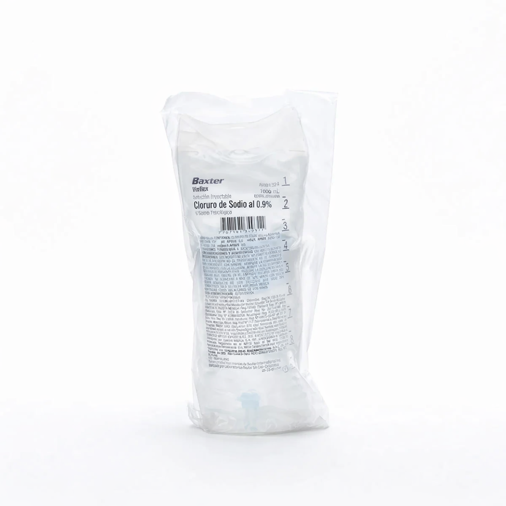 Solución Salina Normal 0.9% en envase de 1000 ml de Baxter, líquido transparente en bolsa de plástico, fondo blanco.